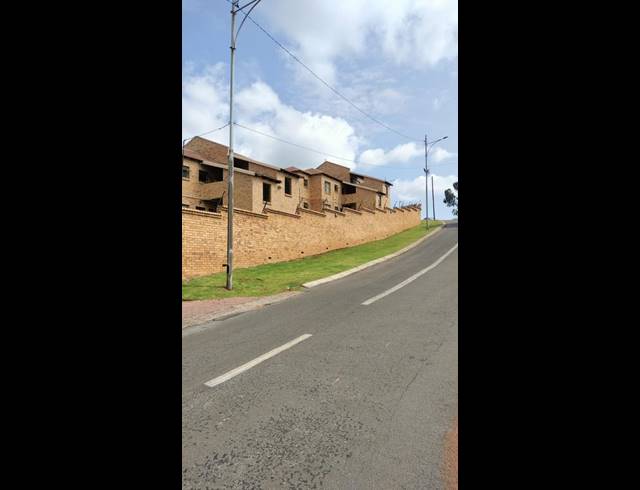 2 BEDROOM TOWNHOUSE FOR SALE IN CHANCLIFF RIDGE